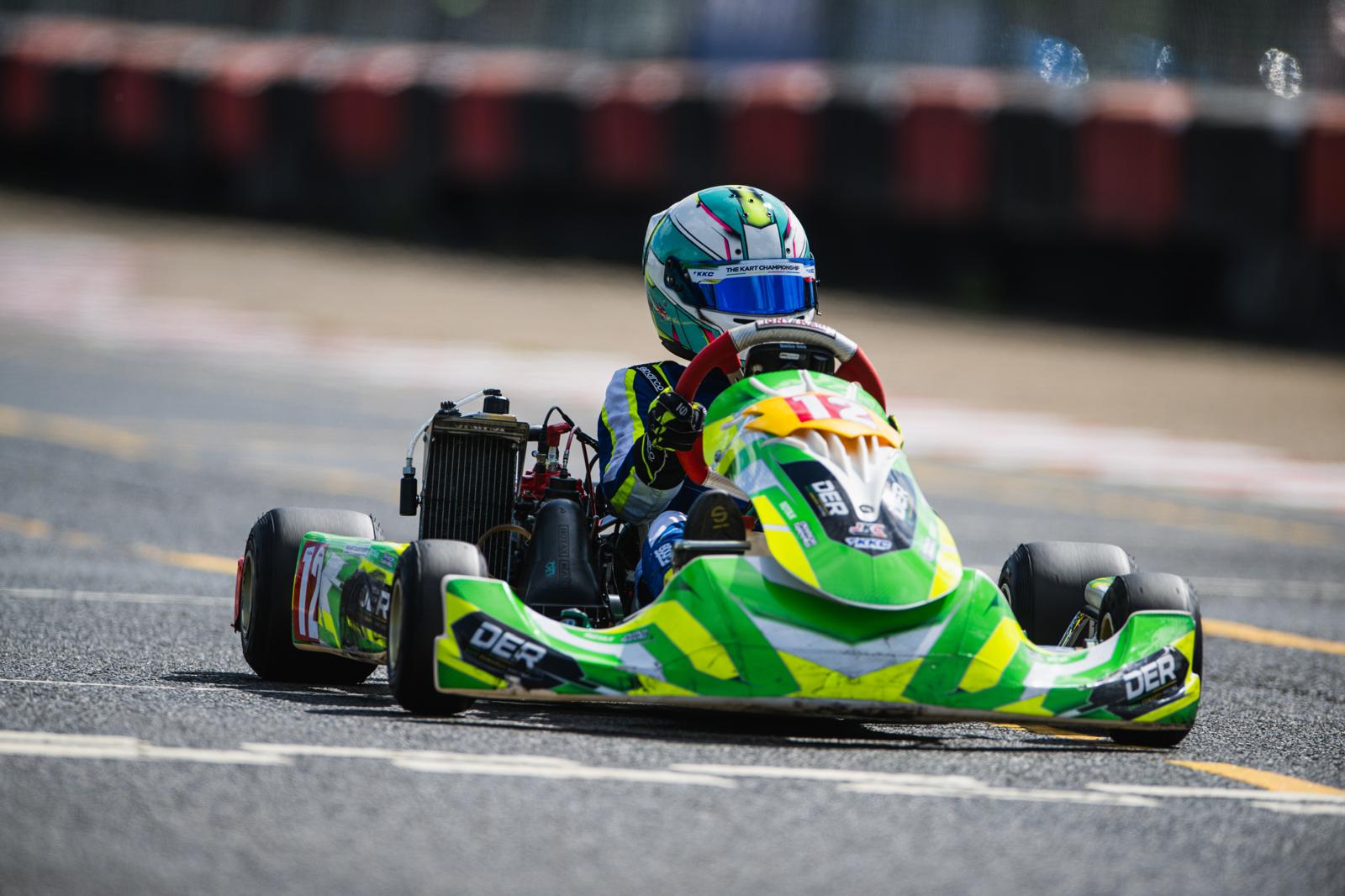 DER kart racing head on